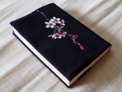 藍染手描きブックカバー　桜（サクラ）